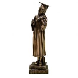 Diplomás lány szobor